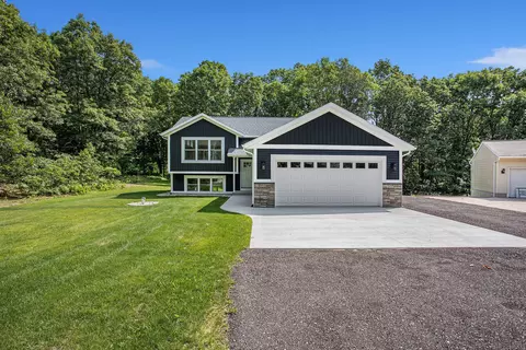 17144 Seneca Ct, Howard City, MI 49329