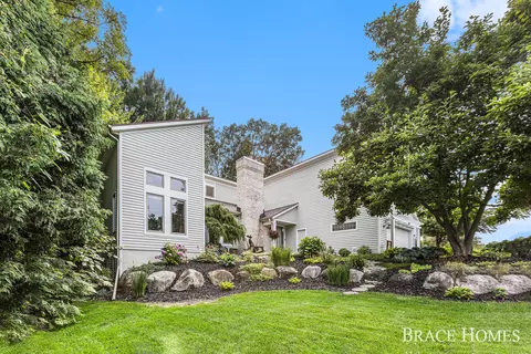 2424 Carrington Rd NE, Grand Rapids, MI 49525