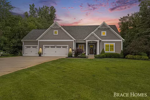 9462 Arrowcrest Dr NE, Rockford, MI 49341