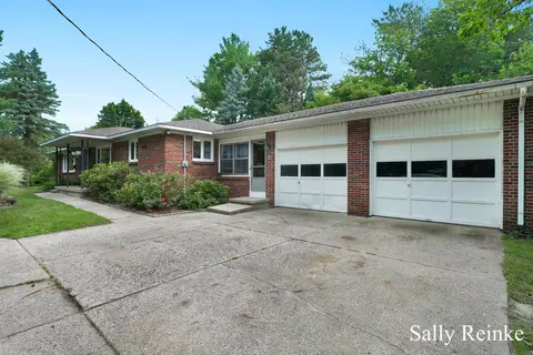 4920 11 Mile Rd, Rockford, MI 49341