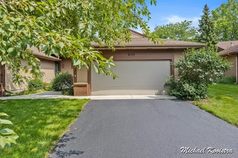 670 Bradford Pl NE, Grand Rapids, MI 49525
