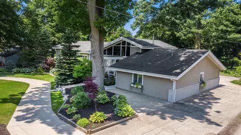 2095 S Shore Dr, Holland, MI 49423