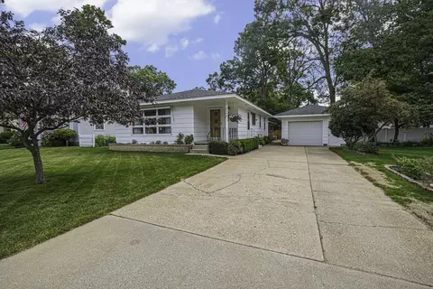 3568 Chippewa Dr, Norton Shores, MI 49441