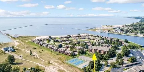368 Harbor Dr #206, Ludington, MI 49431