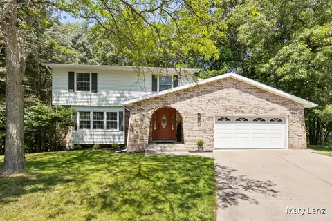 3717 Bellaire Ct, Norton Shores, MI 49441