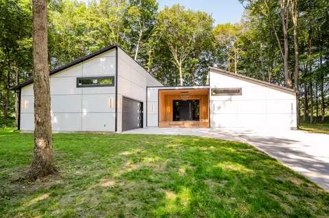 592 Hawks Nest Dr, South Haven, MI 49090