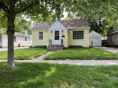 359 Cherry St, South Haven, MI 49090