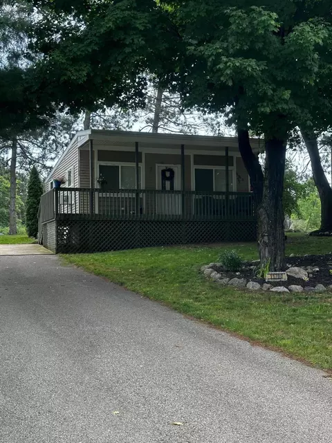 11700 Riverside Dr, Stanwood, MI 49346