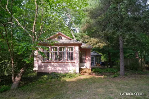 1438 71st St, Fennville, MI 49408