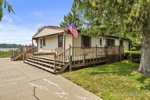 10111 Young Ave NE, Rockford, MI 49341