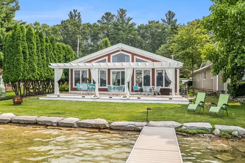 6889 Goldenrod Ave NE, Rockford, MI 49341
