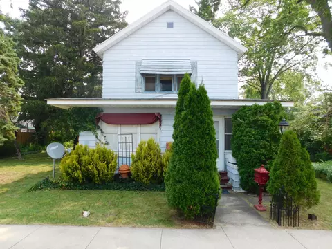 205 S Elm St, Three Oaks, MI 49128