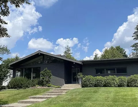 2635 Oakwood Dr SE, Grand Rapids, MI 49506