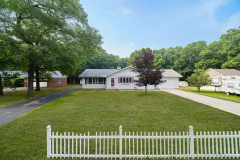 746 Wall St, Eastlake, MI 49626
