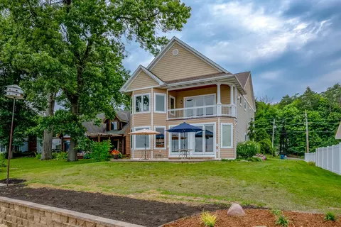 1054 N Eagle Lake Dr, Kalamazoo, MI 49009