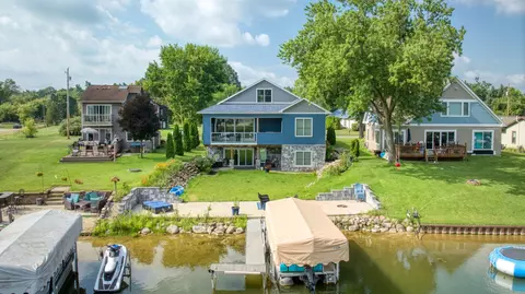 114 N Grand Pointe Dr, Brooklyn, MI 49230