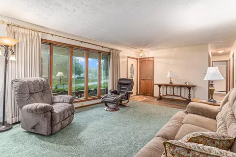 60544 Woodland Dr, Dowagiac, MI 49047