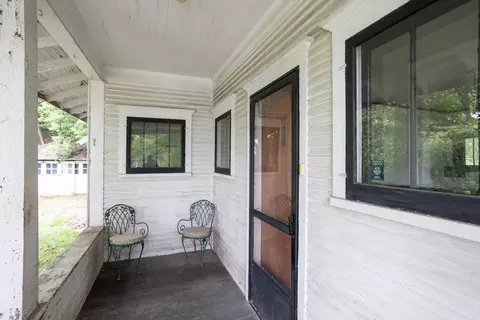 323 Taylor St, Jackson, MI 49202 photo 2