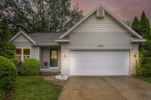 1436 Woodlawn Ave, Grand Haven, MI 49417