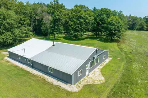 9746 N Maple Hill Rd, Howard City, MI 49329