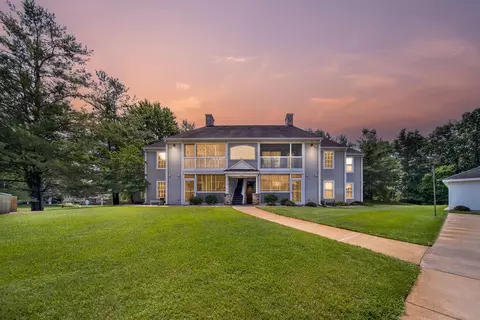 932 Oakbrook Dr, Jackson, MI 49203