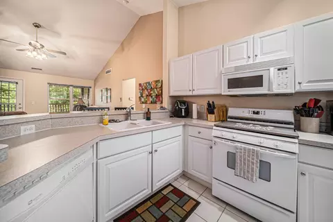 932 Oakbrook Dr, Jackson, MI 49203 photo 4