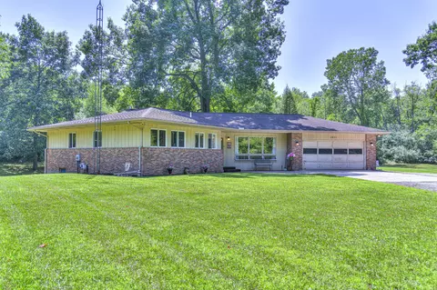 3851 Clarkway Rd, Jackson, MI 49203