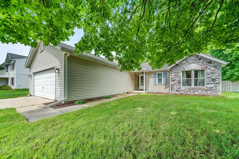 6345 Cedarbrook Dr, Kalamazoo, MI 49048