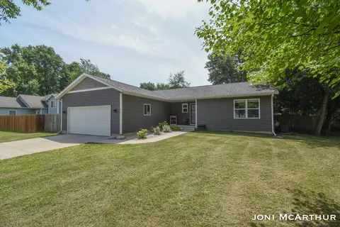 703 Evergreen St, Greenville, MI 48838