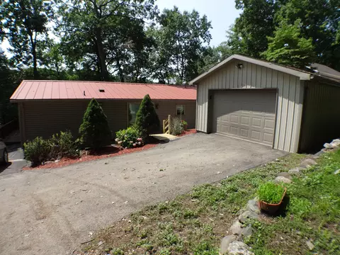 6851 Woodland Dr, Hastings, MI 49058