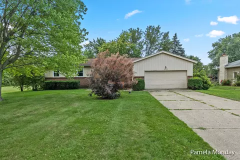 4110 Sand Creek Dr NW, Grand Rapids, MI 49544