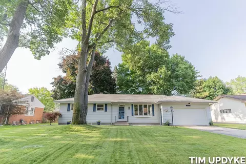 2075 Seminole Rd, Norton Shores, MI 49441