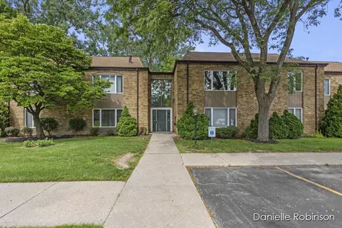 477 Barkwood Ct NW, Grand Rapids, MI 49534