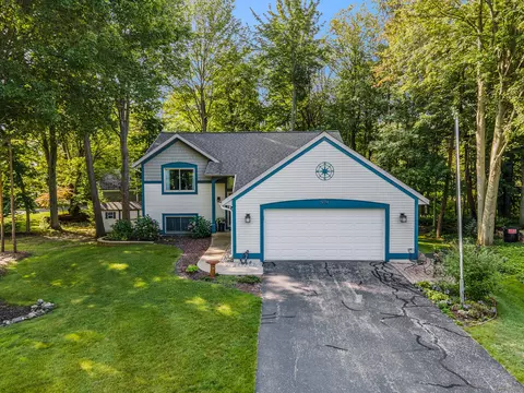 1974 Breeze Dr, Holland, MI 49424