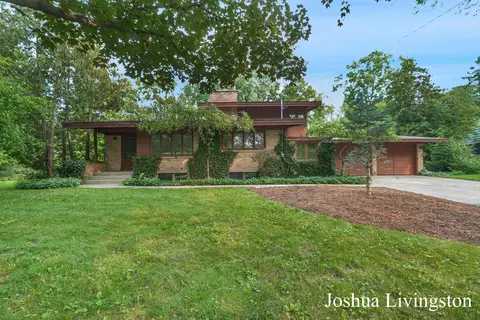 240 Hillview Ave NE, Grand Rapids, MI 49503
