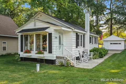 2215 Sunset Dr, Fennville, MI 49408
