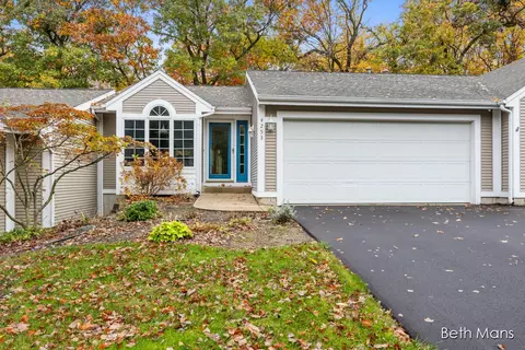 4253 Valley Side Dr NE, Grand Rapids, MI 49525
