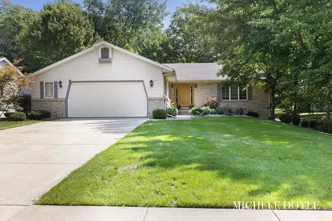 894 Kings Row Dr NW, Grand Rapids, MI 49534