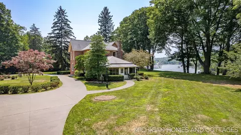 116 Riverside Dr, Saugatuck, MI 49453