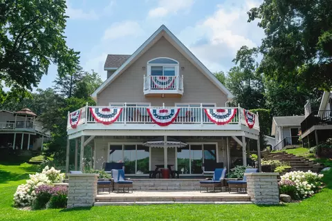 31646 S Lakeshore Dr, Dowagiac, MI 49047
