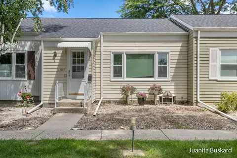 1017 Village Ln, Jenison, MI 49428