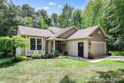 10756 Green Timber Dr, Greenville, MI 48838