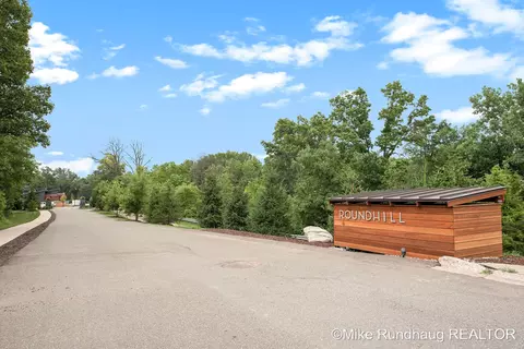 6535 Round Hill Ct SE, Grand Rapids, MI 49546