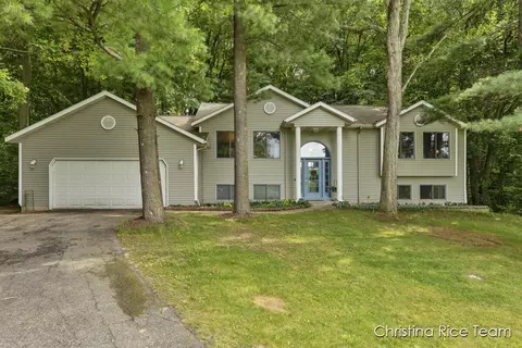 3426 Bennington Dr NE, Cedar Springs, MI 49319