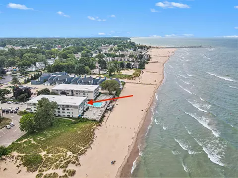 225 North Shr #204, South Haven, MI 49090