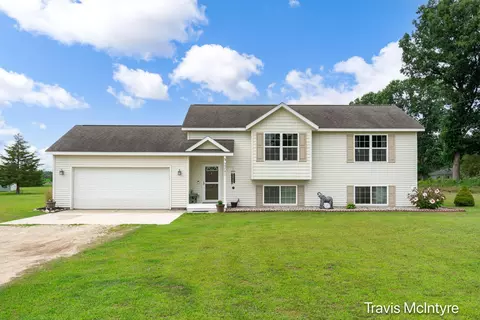 5979 N Whites Bridge Rd, Belding, MI 48809