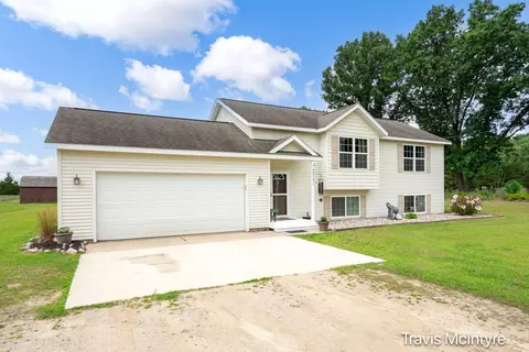 5979 N Whites Bridge Rd, Belding, MI 48809 photo 2