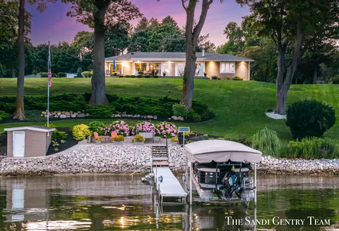 775 Belton Ave, Norton Shores, MI 49441