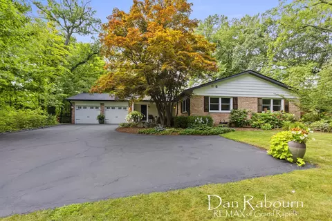 3690 Glenn Dr SE, Grand Rapids, MI 49546