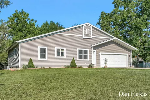 3868 62nd St, Holland, MI 49423